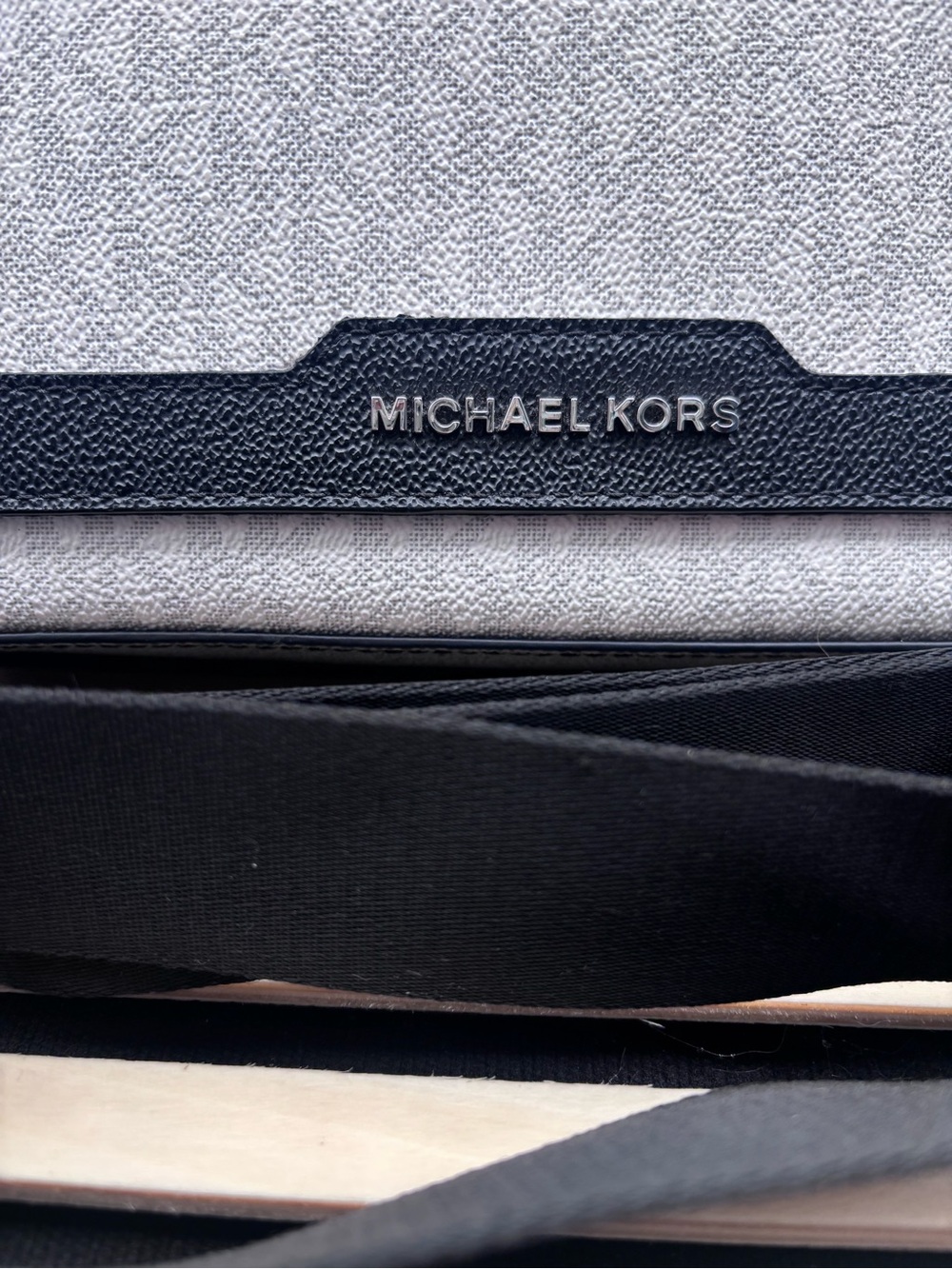 Michael Kors White and Black Signature Unisex Messenger Bag - Picture 2 of 7